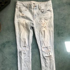 Lightwash ripped American Eagle skinny jeans